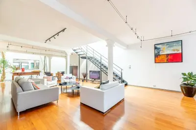 Coin salon dans l'établissement Large fully renovated 250m house