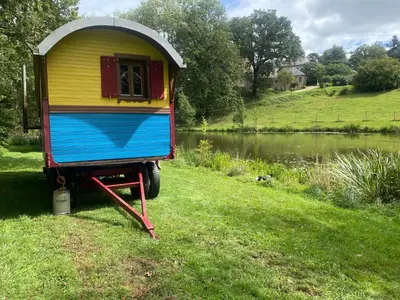 Jardin de l'établissement Roulotte enchantée dans le parc d'un château vendéen