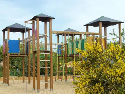 Aire de jeux pour enfants de l'établissement Chalet 2 chambres calme, piscine, proche lac Jaunay - FR-1-783-10