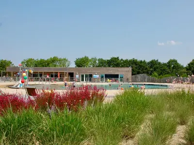 Piscine de l'établissement Chalet 2 chambres calme, proche lac et plage - FR-1-783-21 ou située à proximité