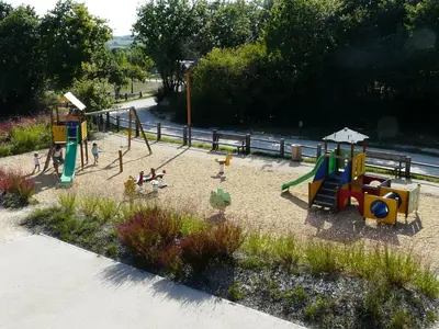 Aire de jeux pour enfants de l'établissement Chalet 2 chambres calme, proche lac et plage - FR-1-783-21
