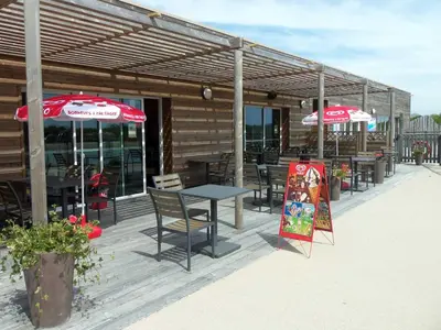 Restaurant ou autre lieu de restauration dans l'établissement Chalet 2 chambres calme, proche lac et plage - FR-1-783-21