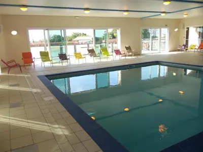 Piscine de l'établissement Chalet calme 2 chambres avec piscine proche du lac du Jaunay - FR-1-783-20 ou située à proximité