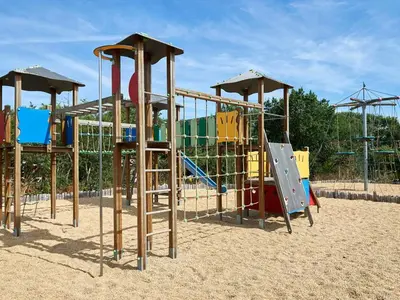 Aire de jeux pour enfants de l'établissement Chalet calme 2 chambres avec piscine proche du lac du Jaunay - FR-1-783-20