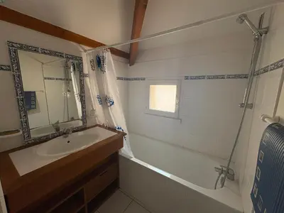 Salle de bains dans l'établissement Maison avec piscine, proche forêt et plage à Saint Jean de Monts - FR-1-323-527