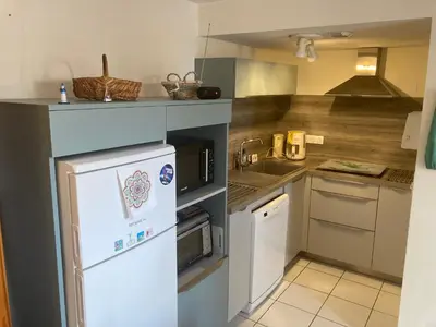 Cuisine ou kitchenette dans l'établissement Maison avec piscine, proche forêt et plage à Saint Jean de Monts - FR-1-323-527