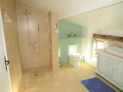 Salle de bains dans l'établissement Noyer