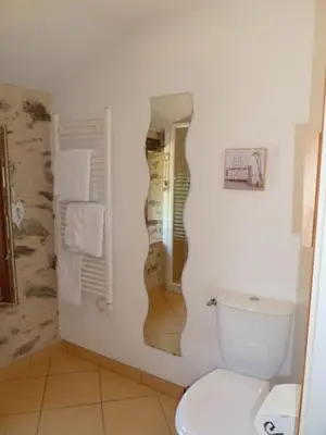 Salle de bains dans l'établissement Le Moulin de Drapras