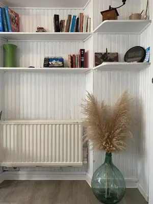 Bibliothèque dans la maison de vacances