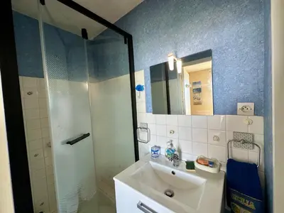Salle de bains dans l'établissement Le Grand Cap Jaune