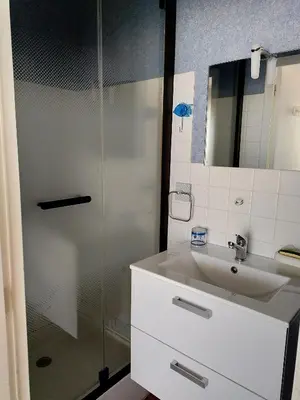 Salle de bains dans l'établissement Le Grand Cap Jaune