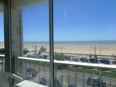 Vue générale sur la mer ou vue sur la mer prise depuis l'appartement