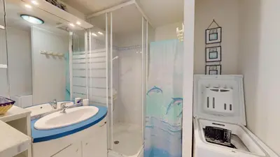Salle de bains dans l'établissement Le Jardin de la mer 150 plage