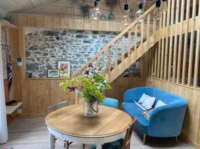 Coin salon dans l'établissement Logement atypique et charmant dans les marais, studio espace ouvert