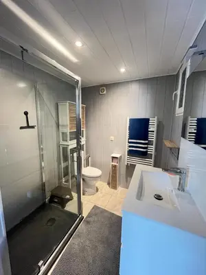 Salle de bains dans l'établissement Chez Jean-Jean