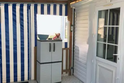Cuisine ou kitchenette dans l'établissement Bungalow Charmant à La Baule, Piscine
