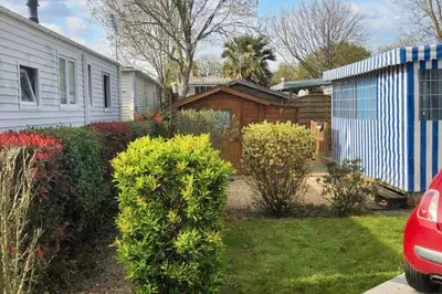 Jardin de l'établissement Bungalow Charmant à La Baule, Piscine