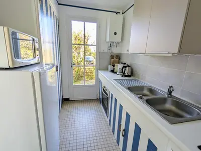 Cuisine ou kitchenette dans l'établissement Longère familiale proche mer et golf