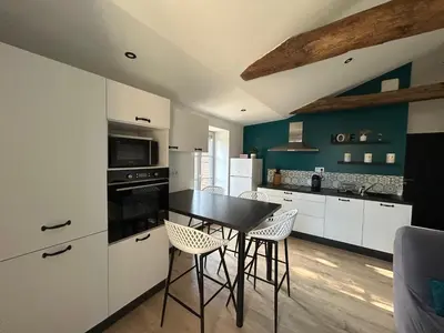 Cuisine ou kitchenette dans l'établissement Charmant logement atypique et calme