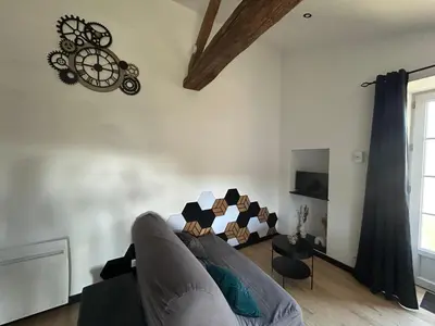Télévision ou salle de divertissement dans l'établissement Charmant logement atypique et calme