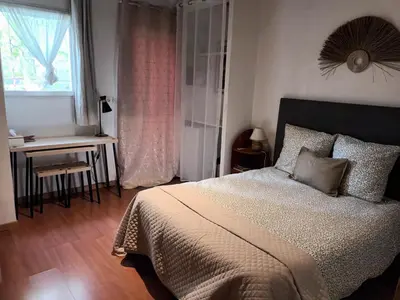 Un ou plusieurs lits dans un hébergement de l'établissement Charmante chambre bords du louet .