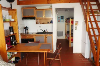 Cuisine ou kitchenette dans l'établissement Maison de vacances plage des demoiselles St Jean