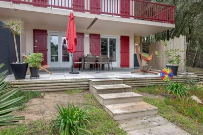 Jardin de l'établissement Appartement dans résidence calme à 100m de la plage