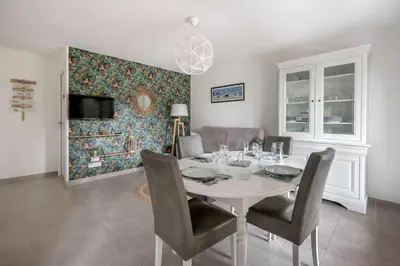 Télévision ou salle de divertissement dans l'établissement Appartement dans résidence calme à 100m de la plage