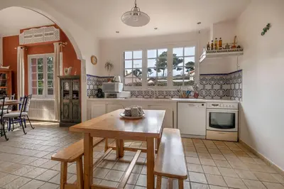 Cuisine ou kitchenette dans l'établissement Maison pour 8 - proche plages