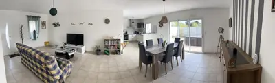 Télévision ou salle de divertissement dans l'établissement Charmante maison entre mer et forêt