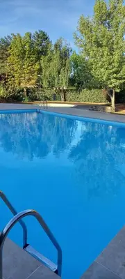 Piscine de l'établissement 3 pièces proche plage commerces et golf ou située à proximité