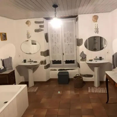 Salle de bains dans l'établissement Logis de la Coudraye