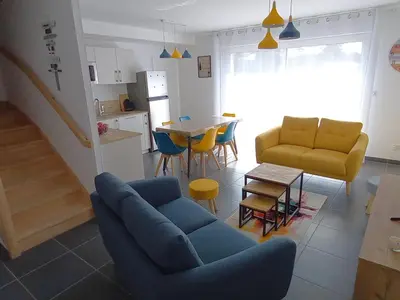 Coin salon dans l'établissement Maison neuve 2024, décor moderne, proche plage, vélos gratuits, animaux admis - FR-1-323-531