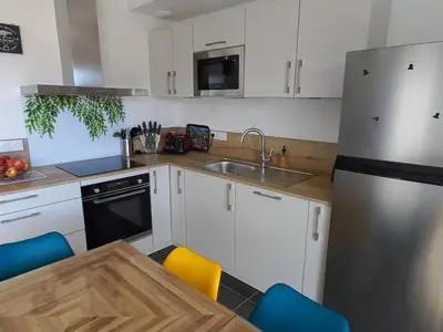 Cuisine ou kitchenette dans l'établissement Maison neuve 2024, décor moderne, proche plage, vélos gratuits, animaux admis - FR-1-323-531