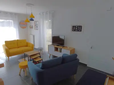 Coin salon dans l'établissement Maison neuve 2024, décor moderne, proche plage, vélos gratuits, animaux admis - FR-1-323-531