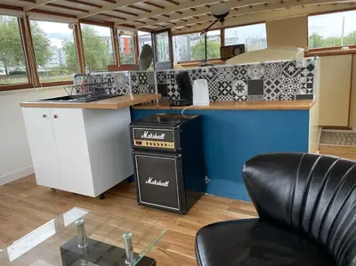 Cuisine ou kitchenette dans l'établissement Péniche le Sémaphore