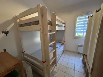 Un ou plusieurs lits dans un hébergement de l'établissement Petite maison proche de l'océan avec piscine chauffée, jardin privé et parking - St Hilaire de Riez - FR-1-224C-292