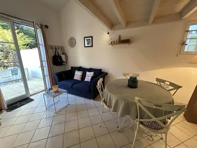 Coin salon dans l'établissement Petite maison proche de l'océan avec piscine chauffée, jardin privé et parking - St Hilaire de Riez - FR-1-224C-292