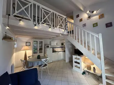 Cuisine ou kitchenette dans l'établissement Petite maison proche de l'océan avec piscine chauffée, jardin privé et parking - St Hilaire de Riez - FR-1-224C-292