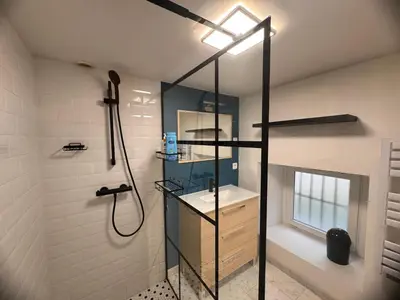 Salle de bains dans l'établissement Maison 8 pers -Au bon endroit - 12 min du Parc