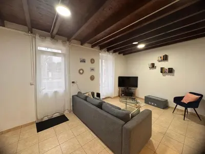 Télévision ou salle de divertissement dans l'établissement Maison 8 pers -Au bon endroit - 12 min du Parc