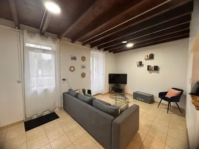 Télévision ou salle de divertissement dans l'établissement Maison 8 pers -Au bon endroit - 12 min du Parc