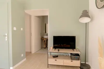 Télévision ou salle de divertissement dans l'établissement La Vie En Gîte (La Grange & Spa)