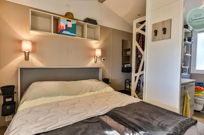 Un ou plusieurs lits dans un hébergement de l'établissement Mobil-home dans parc résidentiel