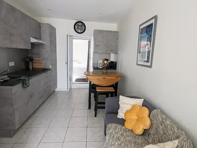 Cuisine ou kitchenette dans l'établissement Pied-à-terre proche du centre et commodités