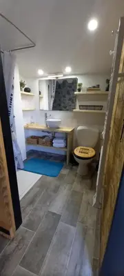 Salle de bains dans l'établissement Studio location saisonnière bord de mer.