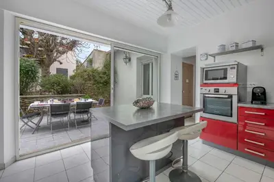 Cuisine ou kitchenette dans l'établissement Maison pour 7 avec piscine à Préfailles