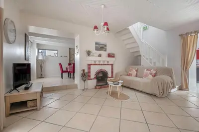 Télévision ou salle de divertissement dans l'établissement Maison pour 7 avec piscine à Préfailles