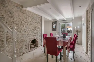 Coin salon dans l'établissement Maison pour 7 avec piscine à Préfailles