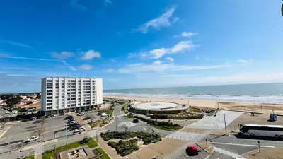 Vue générale sur la mer ou vue sur la mer prise depuis l'appartement